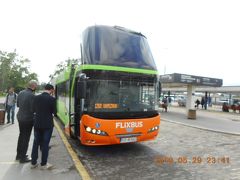 ワルシャワのホテルのチェックインに都合の良い時間帯のワルシャワ中央駅行きのバスがなかったので、ワルシャワ西駅行きでワルシャワに戻りました。ヨーロッパのバス旅で一番利用している緑とオレンジのツートンカラーのバスです。
