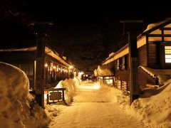 夕飯後、乳頭温泉郷の名湯、鶴の湯の夜の雰囲気を撮影したかったので、宿主に一言言って車で20分ほどドライブ。
乳頭温泉郷の中でも鶴の湯だけが少し離れたところにあるので、車で向かいましたが、
鶴の湯までの道が街灯なしの細道で、アップダウンも激しくなかなかな恐怖大変でした笑
そんな体験しながら向かった乳頭温泉郷秘湯、鶴の湯。いい雰囲気です！