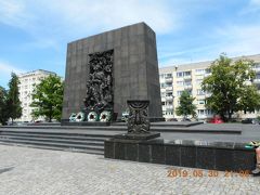 ホテル近くからトラムを利用してポーランドユダヤ人歴史博物館に行きました。博物館の前にある広場と記念碑です。
