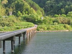 続いて佐田の上流にある三里沈下橋へ。こちらは川幅も狭く、周りもより自然がいっぱいで素朴な印象。