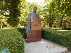 ワルシャワの自国軍とポーランド地下国家記念碑から西に数分のウジャズドウスキエ通り沿いにあったロナルド・レーガン広場のロナルド・レーガン像です。