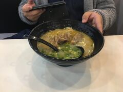 香港式のラーメン屋に入店。
相方は牛肉麺（多分）を注文。中国近辺でメジャーなラーメンです。日本では中々ない味付け。