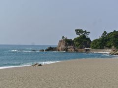 桂浜は波が高いらしく、海岸から少し離れた遊歩道を歩きながら観光します。
