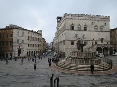 ペルージャ旧市街の中心、11月4日広場(Piazza IV Novembre)。
周囲には街を代表する建造物が並ぶ。
この広場には昼夜を問わず観光客や学生が集い、いつも賑わいを見せている。

写真右手奥はプリオーリ宮(Palazzo dei Priori)、1293年から1443年にかけて建てられたゴシック様式の建物で、現在は市庁舎として使用している他、国立ウンブリア美館館、フレスコ画が美しい両替商組合の間や公証人の間など、見所が詰まっている。

その手前にあるのはフォンターナ・マッジョーレ(Fontana Maggiore=大噴水)。
13世紀のもので、11月4日広場の中心に堂々と鎮座している。