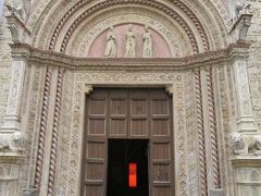 こちらも同じくプリオーリ宮。
ヴァンヌッチ通り(Corso Vannucci)に面したメインの入口で、1346年に造られたもの。多層のアーチには淡いピンクの大理石が使われ、とても上品な印象。 
