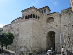 エトルリア門(Arco Etrusco)

紀元前3世紀エトルリア時代の城壁の一部に造られた門で、紀元前40年に初代ローマ皇帝アウグストゥスによって改修されたことから、"アウグストゥスの門(Arco di Augusto)"とも呼ばれている。

2000年以上も前に建てられたものが、現代にそのまま残っていることに驚くが、それ以上に、その時代にこれほど頑強な門を築くことができたエトルリア人を、心底尊敬してしまう。