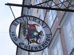 グリースガッセ(グリース通り) Griesgasse

kuritchiが可愛い～♪と思った看板は
レストラン「ツム オイレンシュピーゲル Restaurant Zum Eulenspiegel 」のもの
看板だけでなく、お店の外観や店内もとっても可愛いので、観光客に大人気
ツアーランチでよく利用されるレストランだそうです、、
https://www.zum-eulenspiegel.at/?lang=en