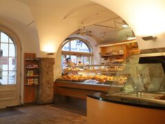ベーカリー フォス Bakery Pföß
【 ザルツブルクスィーツ 2軒目 】

1888年創業のベーカリー、、
ザルツブルグ市内や郊外にある本店支店を含め4店舗、、
パンの他にペストリー、スィーツもあります、、
本店は「ヘルブルン宮殿」近くのエルスベーテン(Elsbethen)にあります

一歩店内に入ると、、パンやパイの焼けるいい匂い～♪