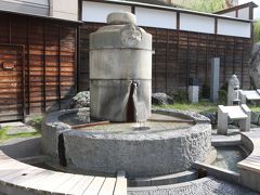 放生園の足湯

松山へ来る前にAKB観光大使を見てきたが、
ロケでみーおん、まーちゅん、みゆぽんの3人も浸かっていた足湯