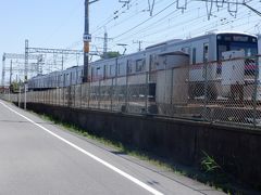 　京成臼井駅方面に戻り、京成線沿いに京成佐倉駅に向かってサイクリングします。

　ここから線路沿いは家が極端に少なくなります。折り返して上野に向かう電車が停まっています。