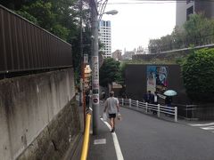 目黒駅から歩いてネパール大使館に行きます
狭い方の道を行きます。
急な坂を下りて行くと、左に大圓寺、目黒雅叙園と続きます。
坂の名前は途中に案内板があり行人坂と言う。