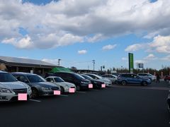 道の駅「木更津　うまくたの里」に到着！。

ここは、圏央道の木更津東ＩＣすぐそばにあります。ｓｕｋｅｃｏ夫婦は一般道で来たので、とても細い道をひたすら走ってきました（苦笑）。

駐車場は広いのですが、大混雑中。