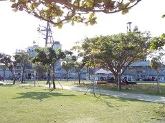 安平樹屋の前からタクシーで向かったのは「安平定情碼頭徳陽艦園区」という公園。「徳陽艦」は、2005年まで現役だった軍艦（巡洋艦？駆逐艦？どう違うのかわからないので以下「軍艦」）で、今は台湾で唯一の軍艦博物館となっています。

実は、タクシーのドライバーさんが間違えて、近くの「1661臺灣船園區」というところで降ろされてしまい…そこも船のある公園になっていて、そこにいたスタッフにスマホを見せて正しい場所を教えてもらいました。
すごく良い天気で冬とは思えない日差しの中、汗をかきかき10分ほど歩いて到着…。
