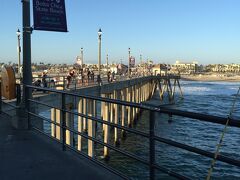 夕食はHuntington Beachにあるレストランを予約してくれていましたので
Huntington Beachにやってきました

西海岸にはピアと呼ばれる木造の桟橋がたくさんあります
これはHuntington Beachのピア
