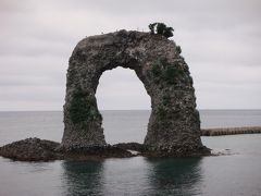 奥尻島のシンボル「鍋釣岩」。
自然に形成されたもので、ドーナツ型で鍋の弦に形が似ていることからその名がつきました。
