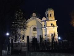 さて、ジェンスキ市場にあるこのブルガリア正教会。よく買い物のついでの方や市場で働く方たちが気軽に入ってお祈りしているのを見かけます。すでに朝早くから開いているので、さっそく入ってみましょう。