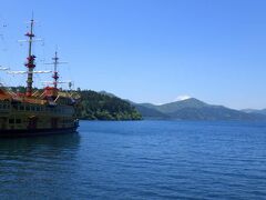 箱根町港でバスを降りると、目の前が芦ノ湖でした。湖畔まで行ってみると、海賊船が停泊する湖面と、