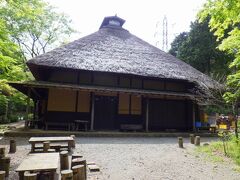 30分ほどで「甘酒茶屋」に着きました。江戸時代に旅人の疲れを癒す「甘酒屋」が何件かあったそうですが、今はここ一軒だけなのだそうです。以前訪れたときは甘酒を楽しめたのですが、今回は休業中で疲れを癒せませんでした。