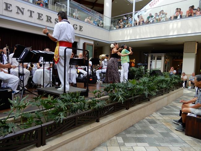 正面席は、常連の年配者が多い