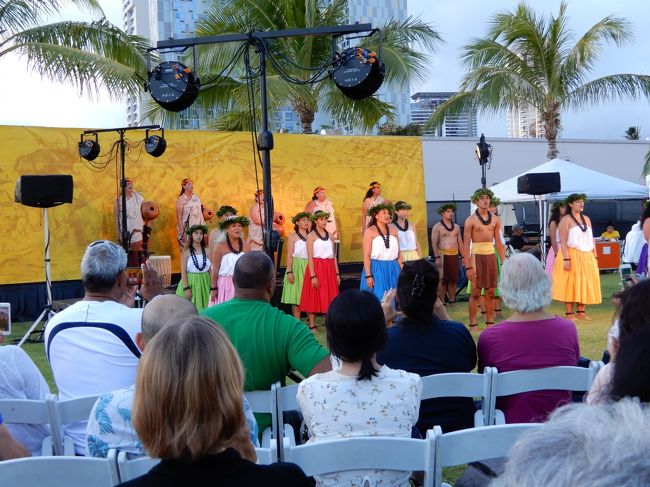 夕方はワード方面カカアコ側の広場で、コナヌイナイト<br />前半はいつもカヒコだけど、今日は、生徒さん