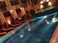 今回泊まったホテルは、
「ロサリホテル（The Losari Hotel & Villas Kuta）」でした！
「超高級！」ってわけでもないけど、
プールがあって、部屋にはバルコニーもあって快適！