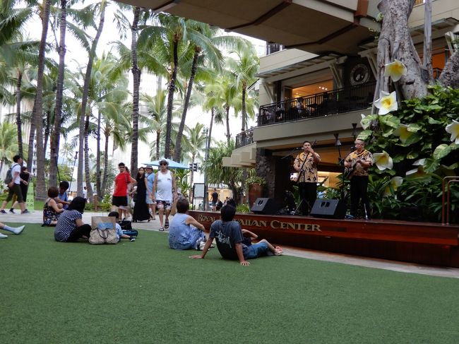 プールでくつろいで、部屋で食事作って食べて、楽天プラザで休ませてもらって、夕方のロイヤルグローブでハワイアンミュージックを楽しみ<br />