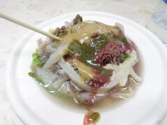 北京名物と書かれていた『炒肝スープ』を食べてみる。
羊の内臓独特の噛み応えはあるが、臭みはあまりなく食べられる。
売り口上を叫びながら呼び込みをしたり、活気のある小吃街だった。