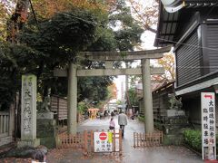 時刻は10:15

スタートして直ぐにある大國魂神社
京王線の府中駅から続く参道がメインルートですが、JRの府中本町側からもアクセス可能です

今回のコースは正門から神社敷地の西側に沿う様に府中本町方面へ抜けます