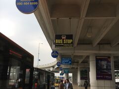 ハノイに着きました。市内へはバスで移動。