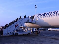 □いよいよ一人きりの海外旅行が始まる！

　関空から約半日のフライトの末、現地時間未明にイスタンブールのアタテュルク国際空港に到着した。ランディングの直前、眼下に広がった薄暗のイスタンブール市街に街灯が灯った景色は宝石の様で、筆舌に尽くし難い程美しかった。アジア側とヨーロッパ側を結ぶボスポラス大橋も、青くイルミネーションされていて美しかった。

□イスタンブールからアテネへ移動。
　アタテュルク国際空港を定時に出発したアテネ行きのA320は、雲の少ない美しい空を、地中海を眼下に順調に飛行していった。途中、時差の関係で激しい眠気に教われ、危うく美味しい機内食を貰い損ねる所だった。朝ご飯の機内食は、フルーツが多くみずみずしくてとても美味だった。アテネまでの飛行時間は2時間ほどである。

　飛行機を降り、ターミナルビルを歩く。アテネ国際空港は、2004年のオリンピックに合わせて建設、開港した比較的新しい首都空港である。離発着料金が世界的に非常に高い事でも知られている。