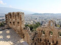 　神殿に向かう途中に見えるディオニューソス劇場、ギリシャ政府は2015年までに修復するとしている。