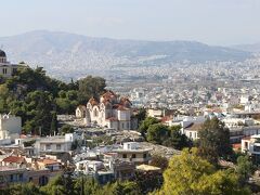 　丘の上の美しい教会。パルテノン神殿を後にし、アテネ市の中心であるOmonia駅までメトロで移動し、あたりを散策することに。よく統一された意匠の建物が並んでおり、景観形成的に見事だった。放射環状の中心にあるオモニア広場を中心に、道路が広がり、街が形成されている。