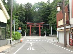 入り口を出て左側、正面が既に彌彦神社の一の鳥居が目の前です。