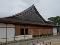 まずは城内を散策。大書院の裏側に廻り込んでみました。
明治維新後も城内で大書院だけ残され、学校や公会堂に利用されていたそうです。昭和19年に火災で焼失してしまいましたが、平成12年に復元されました。