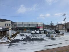 磐梯熱海温泉の《熱海荘》をチェックアウトして、お宿の車で磐梯熱海駅まで送っていただきました。

昨夜降った雪で、駅前の道路は真っ白に。

磐梯熱海駅から磐越西線に乗って、会津若松へ向かいます。