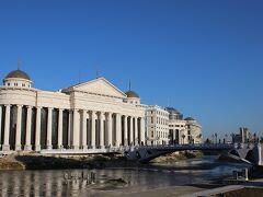 　豪奢な見た目の国立考古学博物館。1963年のスコピエ大震災で壊滅的な被害を受けた街は再開発が進んでいるようだ。