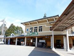 高野山駅の駅舎。
ケーブルカーの駅としては立派ですね。

1日フリーパスのチケットを購入してバスに乗ります。