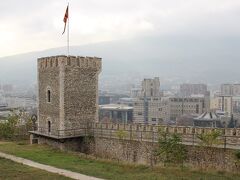 □城壁を歩く
　城壁の方へ向かう。山岳国家のマケドニア、高所の盆地都市であるスコピエの街には、霧が地表に立ち込め幻想的な感じだった。城壁の周りを歩いてみる。北部にはスコピエの歴史的な街並みから明らかに浮いている、近代的なサッカースタジアムが建設されていた。
