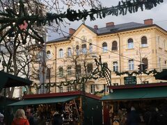 ミラベル広場 Mirabellplatz

クリスマスマーケット 開催中、、

「ミラベル広場」のマーケットは「レジデンツ広場」のクリスマスマーケットとはちょっと違う雰囲気、、伝統的山小屋風屋台が並んでます、、
　　　＜　食べ物やスィーツのいい匂い～♪　＞
多くの観光客や地元の人が通り抜けながらマーケットを楽しんでいました、、
