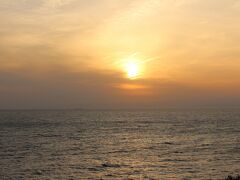 最後、黄金崎で夕日を見ようと急いだのですが、残念なことに途中で雲に隠れてしまいました。
朝早くから結構歩いて、疲れてヘトヘトでしたが、中身の濃い1日でした。