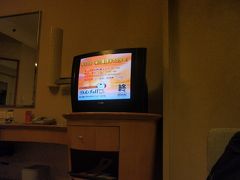 そしてホテルへ。部屋のテレビはブラウン管でしたが（当時の日本のテレビもブラウン管どのくらいあったっけ？　当時既にテレビ無い生活していたので、わかんないんですよね）日本のチャンネルが見れました。これはNHKがやってた英語学習番組リトル・チャロ。確か弟がやってたはず。懐かしいなあ。って、調べてみたら今でも再放送してるんですね、これ。