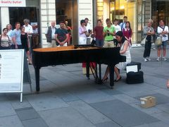 さてバーデンから戻り，ケルントナー通りで見かけた風景．グランドピアノを持ち出して演奏するなんて，さすが音楽の街ですね．