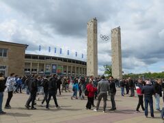 今となっては遠い昔のように見える当たり前を見ながら2-3分歩くとスタジアムの門が!!でも、すぐには入らない