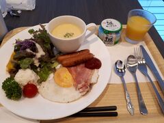 2日目
名古屋といえば喫茶店のモーニングですが、今回宿泊した『ホテルABC』の朝食がとても評判がいいので、朝食付きのプランにしてみました。
朝食はセットで運ばれてきます。
バランスもいいし、できたてです。