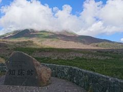 天に続く道からウトロ市街を通り知床峠にやってきました。
「羅臼岳」に雲がかかっておりなかなか取れません。

ちなみにどんどん標高が上がるにつれウトロで12℃だった気温がここでは6℃に。ちょっとなめた服装だったので外で長く写真を撮ることができず、、、