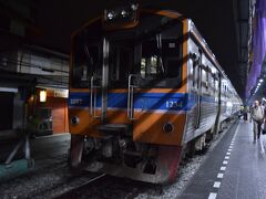 空港から30分かからないくらいでウォンウェン・ヤイ駅に到着。

まだまだ真っ暗。
でもちょうどいい時間に着いた。

始発は5時半。
運賃は終点のマハチャイ駅まで10バーツと激安。
1時間も列車に乗るのに採算採れているんだろうか。

しばらく待っていると列車がやってきた。