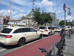 バタつきながらもなんとかミュンヘン中央駅到着。
ホテルは時間までチェックインできないので荷物だけあずかってもらい、ちょっと観光することに。
ドイツは走っている車がめちゃくちゃかっこいい。
タクシーもベンツに、ワーゲン、BMW！！思わず写真を撮ってしまう。