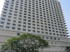 【Sule Shangri-La Yangon】（写真は翌日撮影）

ミャンマーのホテルがどんな感じなのか、町の治安も含めよくわからない＋母親同伴ってこともあり、ある程度のランクのホテルであること、町の中心部にあり、目の前にエアポートバスのバス停があること。
そしてショッピングモール併設(スーパー有)というのが決め手となり、予約したのがこちらのシャングリラホテル。
2泊ツイン朝食無しで24000円程(by Expedia)。
いやもう、一人旅だったら絶対泊まらない(泊まれない)プライス。
安全と便利をお金で買ったと思うことにしていましたが、結果的に超便利でここにして良かったです。
ちなみにこちら、シャングリラグループ内で最も安く泊まれるシャングリラホテルと言われているそう(笑)