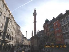 途中にあった聖アンナ記念柱・・・
旧市街のランドマークと言われています・・・
柱の上には聖母マリアがいて、真ん中には天使が囲んでいます・・・
下には4人の聖人がいます・・・