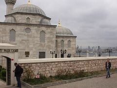 　海沿いのSemsi Pasha Mosque。